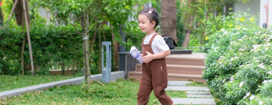 NỤ CƯỜI CỦA BÉ TỎA SÁNG CẢ KHU VƯỜN